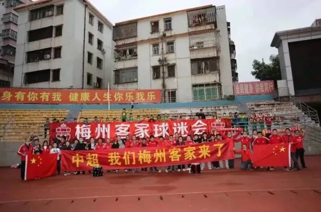 校花喂我乳我掀起她裙子视频